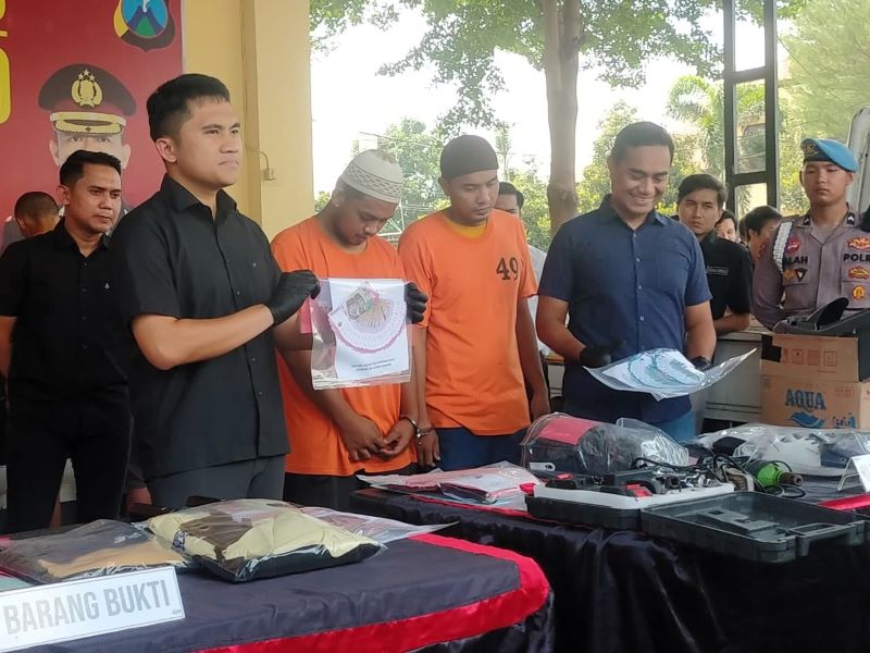 TERUNGKAP: Satreskrim Polres Mojokerto memajang Muhammad Habib dan sejumlah barang bukti kasus penggelapan motor modus uang mainan saat pers rilis, Kamis (21/8).