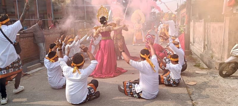 UNIK: Peserta karnaval Agustusan Dusun /Desa Jotangan, Kecamatan Mojosari, Kabupaten Mojokerto tampil dengan kreasinya, Minggu (24/8).