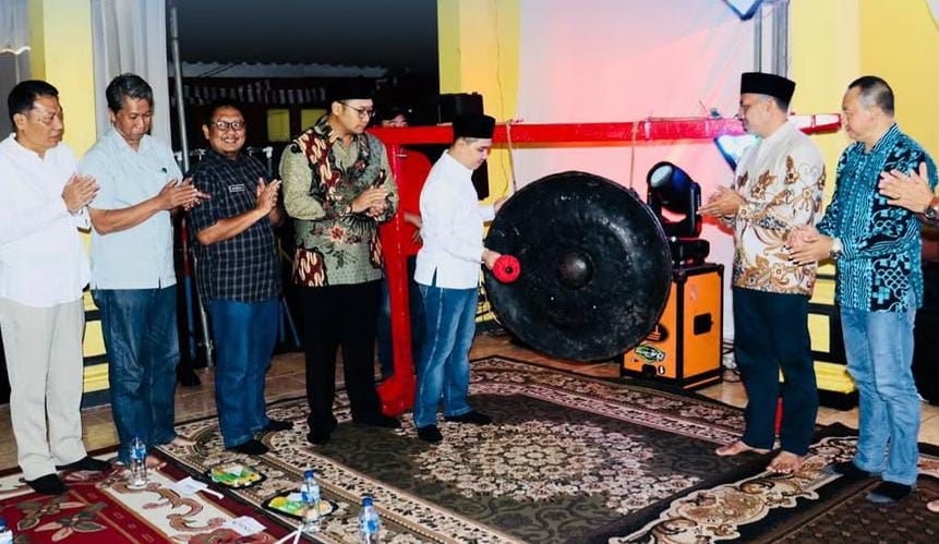 LEBIH PRIMA: Bupati Mojokerto Muhammad Albarraa saat mencoba pelayanan adminduk di mesin Anjungan Mandiri Desa di Desa Kembangbelor, Kecamatan Pacet.