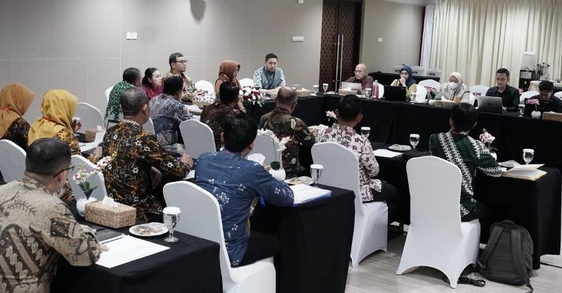 KOORDINASI: Wali Kota Ika Puspitasari, pimpinan DPRD, dan jajaran pejabat Pemkot Mojokerto saat dihadirkan KPK untuk rapat koordinasi dan evaluasi tata kelola pemerintahan daerah di Gedung Merah Putih