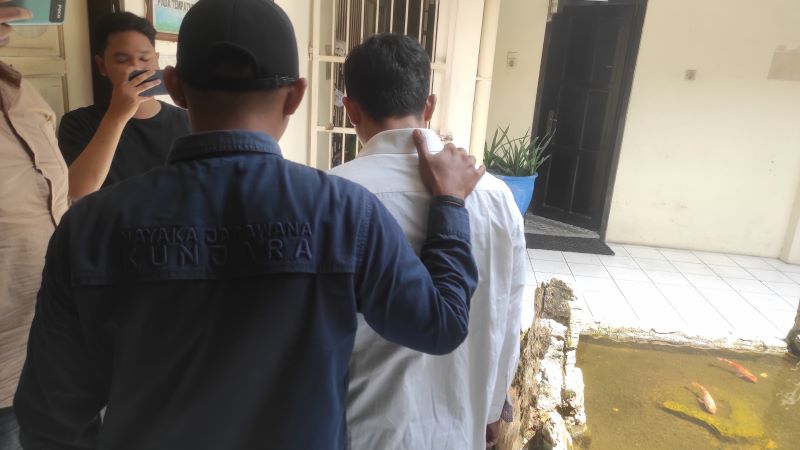SIDANG VONIS: Miftakhul Farid Hakim, 32, terdakwa kasus rudapaksa anak digelandang petugas Kejaksaan Negeri Kabupaten Mojokerto ke sel tahanan setelah menjalani sidang putusan di Pengadilan Negeri.