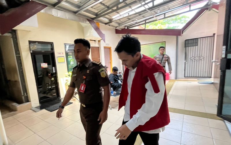 TERTUNDUK: Terdakwa kasus penyiksaan anak tiri Joseph Poetra Adi Wisnu Wardhana, usai menjalani sidang vonis di Pengadilan Negeri Mojokerto, kemarin (25/8).