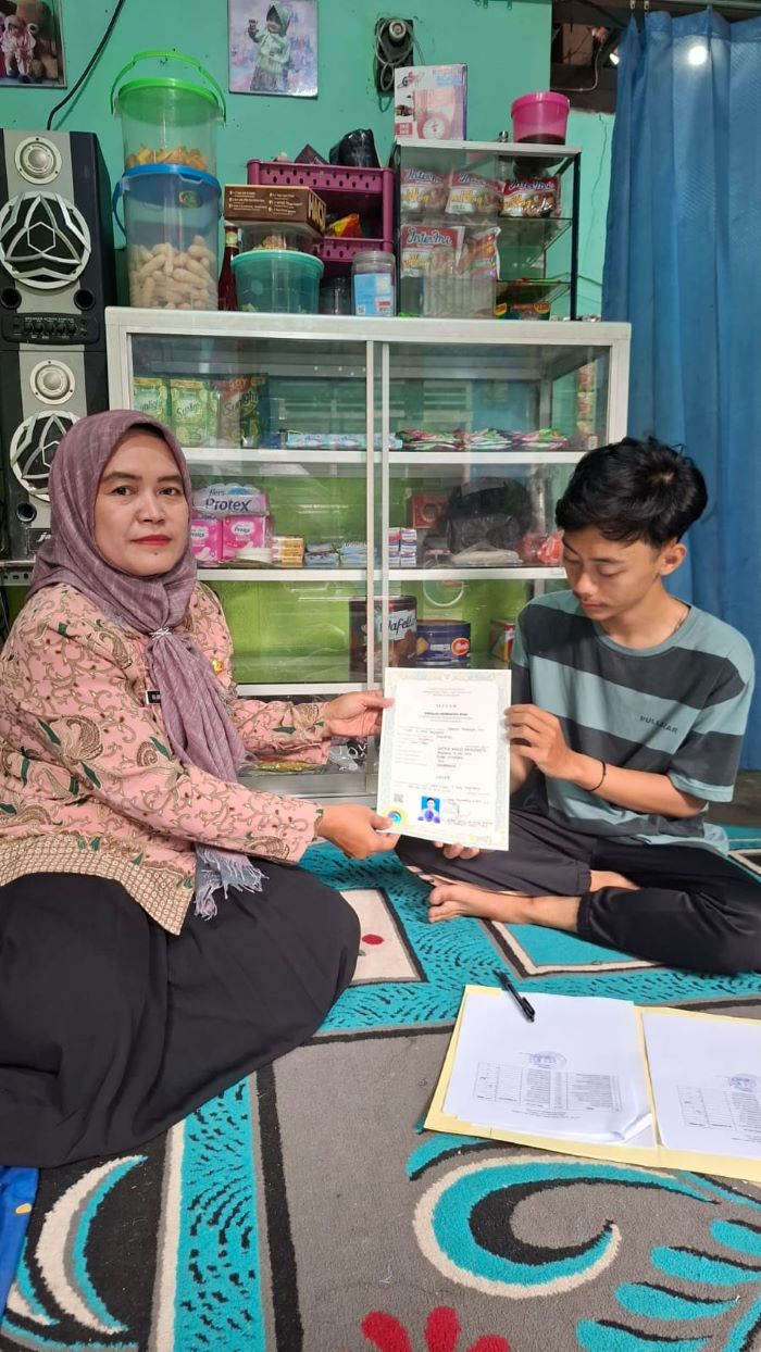 ANTAR LANGSUNG: Satu satu sekolah mengirimkan ijazah secara langsung ke rumah siswa, Maret lalu.