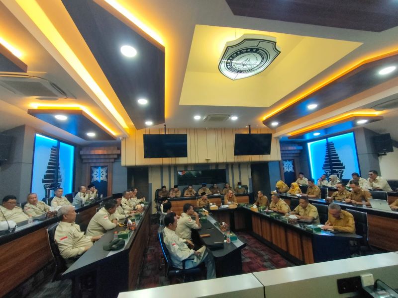 AUDIENSI: Bupati Muhammad Albarraa didampingi Sekdakab Mojokerto teguh Gunarko gelar audiensi bersama Persaudaraan Kepala Desa Indonesia (PKDI), di Ruang SBK Pemkab Mojokerto, Senin (25/8).