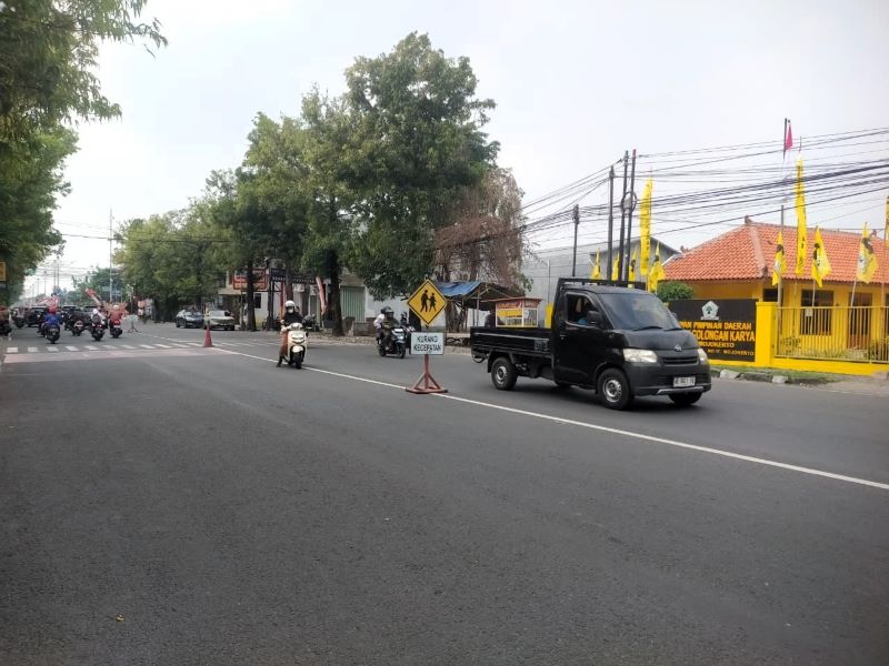 FASILITAS JALAN: Ruas Jalan Jayanegara di depan SMAN 1 PURI, Kecamatan Puri, Kabupaten Mojokerto, bakal dipasangi jalur khusus sepeda.
