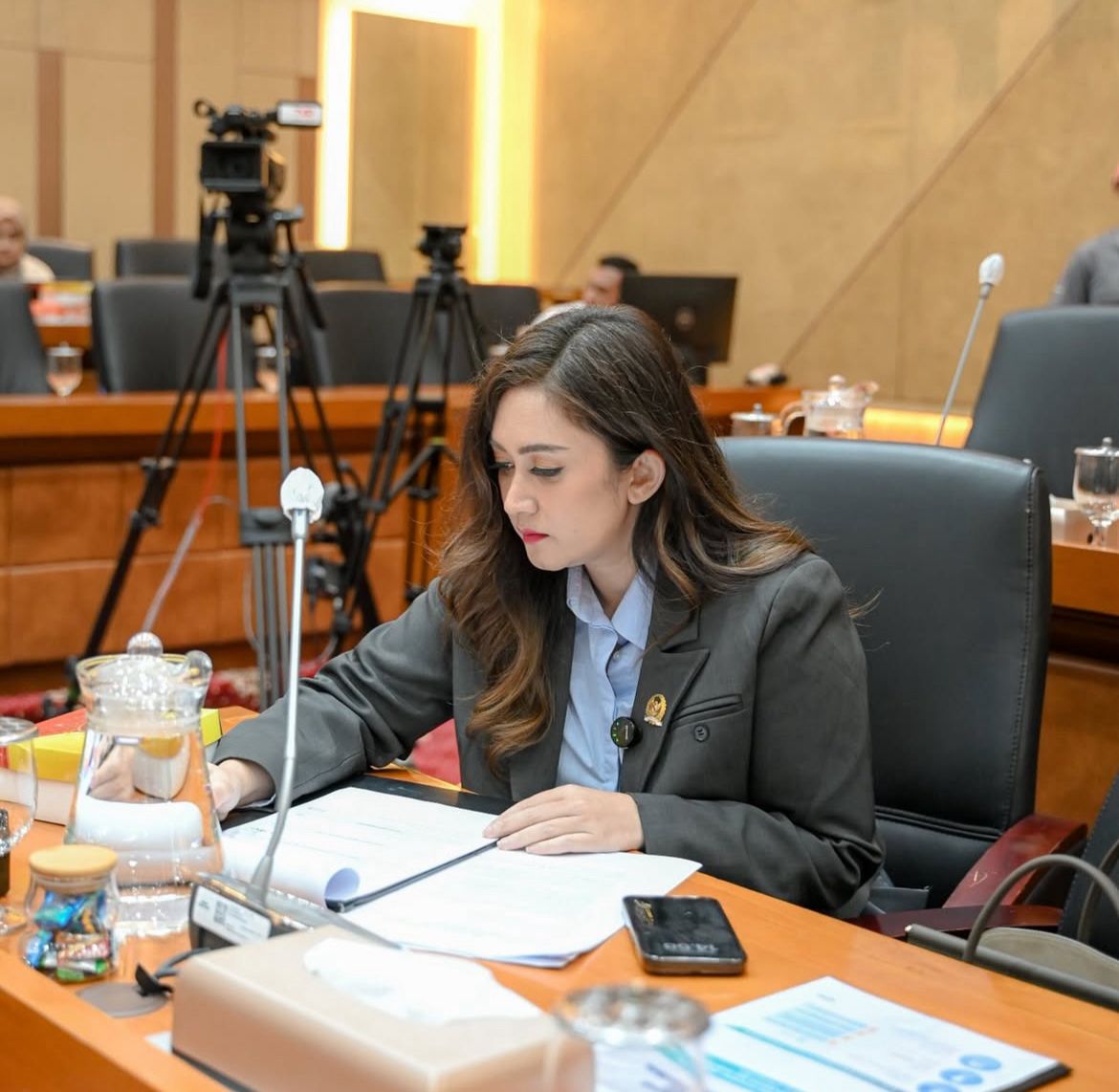 Nafa Urbach ingin ambil kembali kepercayaan masyarakat dengan menyerahkan gaji dan tunjangannya untuk para guru