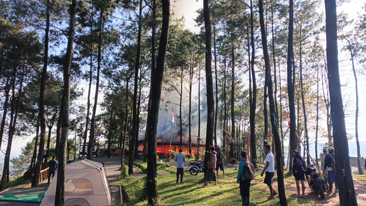 MENGEPUL: Asap tebal membumbung di atas area dapur kafe Pendopo Hasmoro di Desa Sajen, Kecamatan Pacet, Kabupaten Mojokerto, Selasa (26/8) pagi.