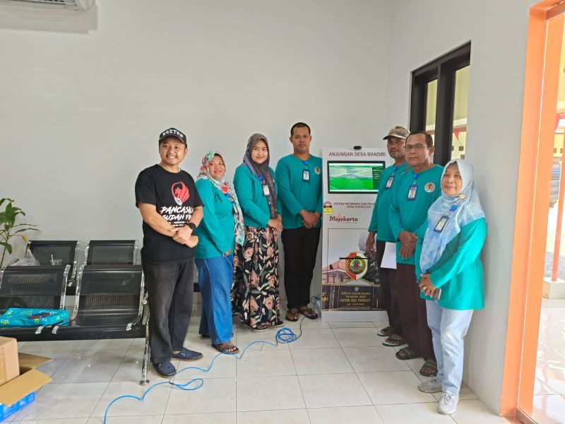 OTOMATIS: Pemdes Purwojati meluncurkan Anjungan Desa Mandiri untuk melayani administrasi warga di pojok kantor desa setempat, Senin (25/8).
