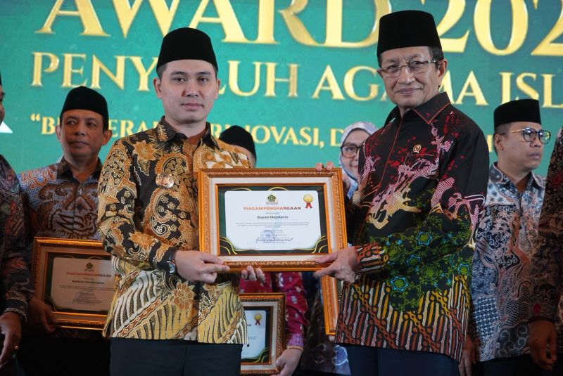 MEMBANGGAKAN: Bupati Mojokerto Muhammad Albarraa menerima penghargaan dari Menteri Agama Republik Indonesia, KH Nasaruddin Umar sebagai salah satu kepala daerah terbaik di Aston Kartika Grogol Hotel,