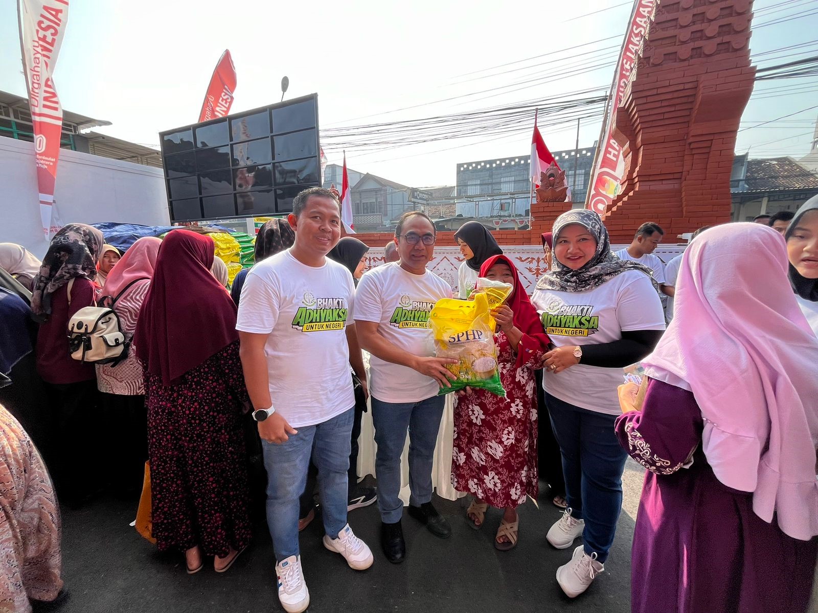 KEBUTUHAN POKOK: Kepala Kejari Kabupaten Mojokerto Endang Tirtana (tengah) membagikan sembako murah pada warga, Senin (25/8).