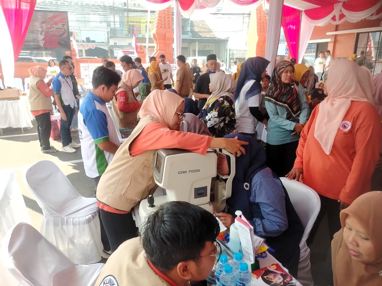 ANIMO TINGGI: Warga menyerbu stand cek kesehatan gratis di halaman kantor Kejari Kabupaten Mojokerto, Selasa (26/8).