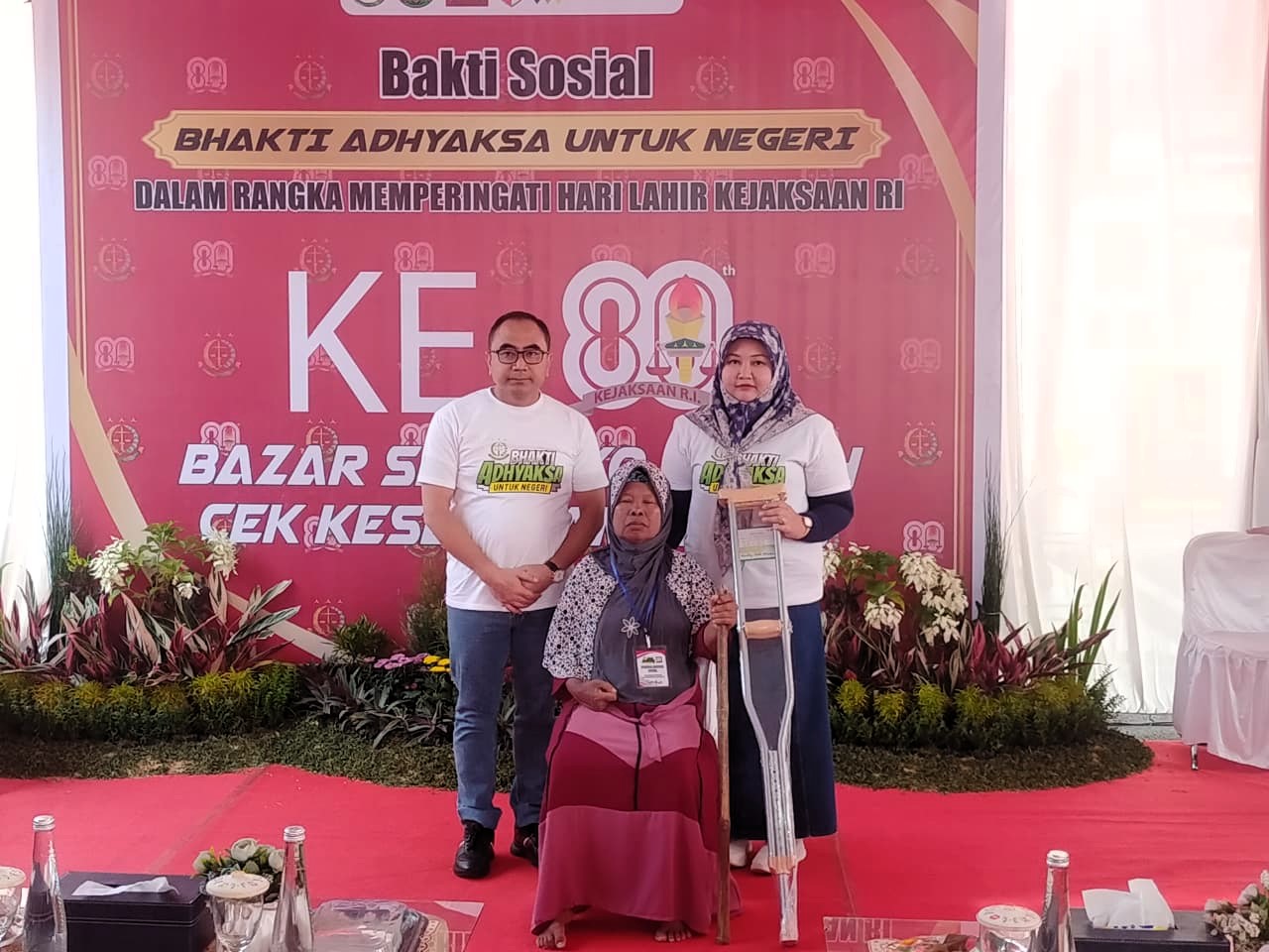 ALAT BANTU KESEHATAN: Kepala Kejari Kabupaten Mojokerto Endang Tirtana (tengah) memberikan kruk gratis bagi warga yang membutuhkan, Selasa (26/8).