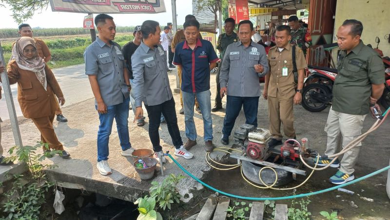 BERI PERHATIAN: Komisi III DPRD Mojokerto memberi atensi atas dugaan pembuangan limbah cair B3 ke saluran irigasi hingga menimbulkan pencemaran lingkungan oleh perusahaan di Desa Ketemasdunggus,