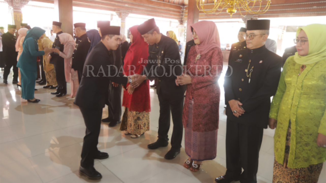 MUTASI JABATAN: Bupati Mojokerto Muhammad Albarraa memberi ucapan selamat kepada jajaran pejabat yang dimutasi, Rabu (27/8).