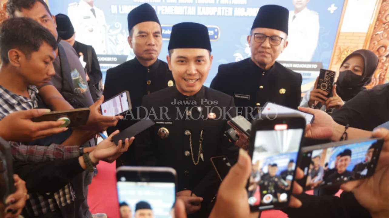 PENATAAN JABATAN: Bupati Gus Barra didampingi Sekda kabupaten Teguh Gunarko memberikan keterangan pers seusai mutasi di Pendopo GMT Pemkab, Rabu (27/8).