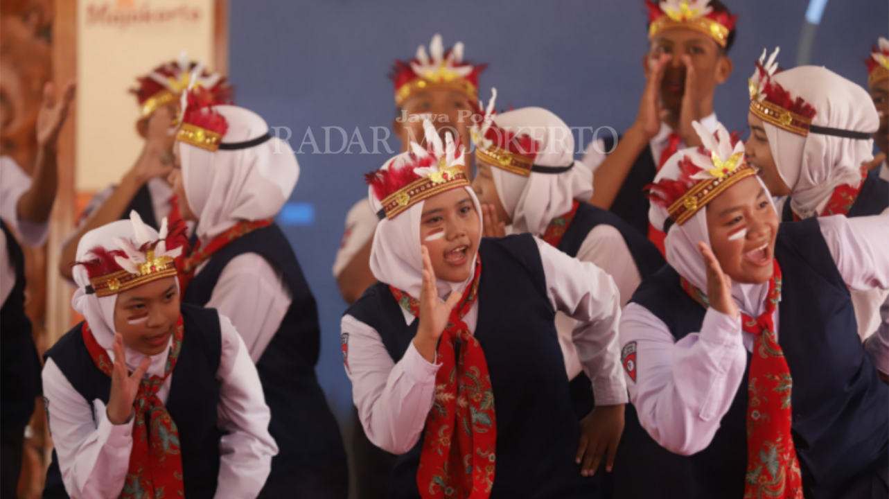 PEMBUKA: Pelajar SMP perwakilan Kecamatan Gedeg tampil mengawali lomba paduan suara.&nbsp;