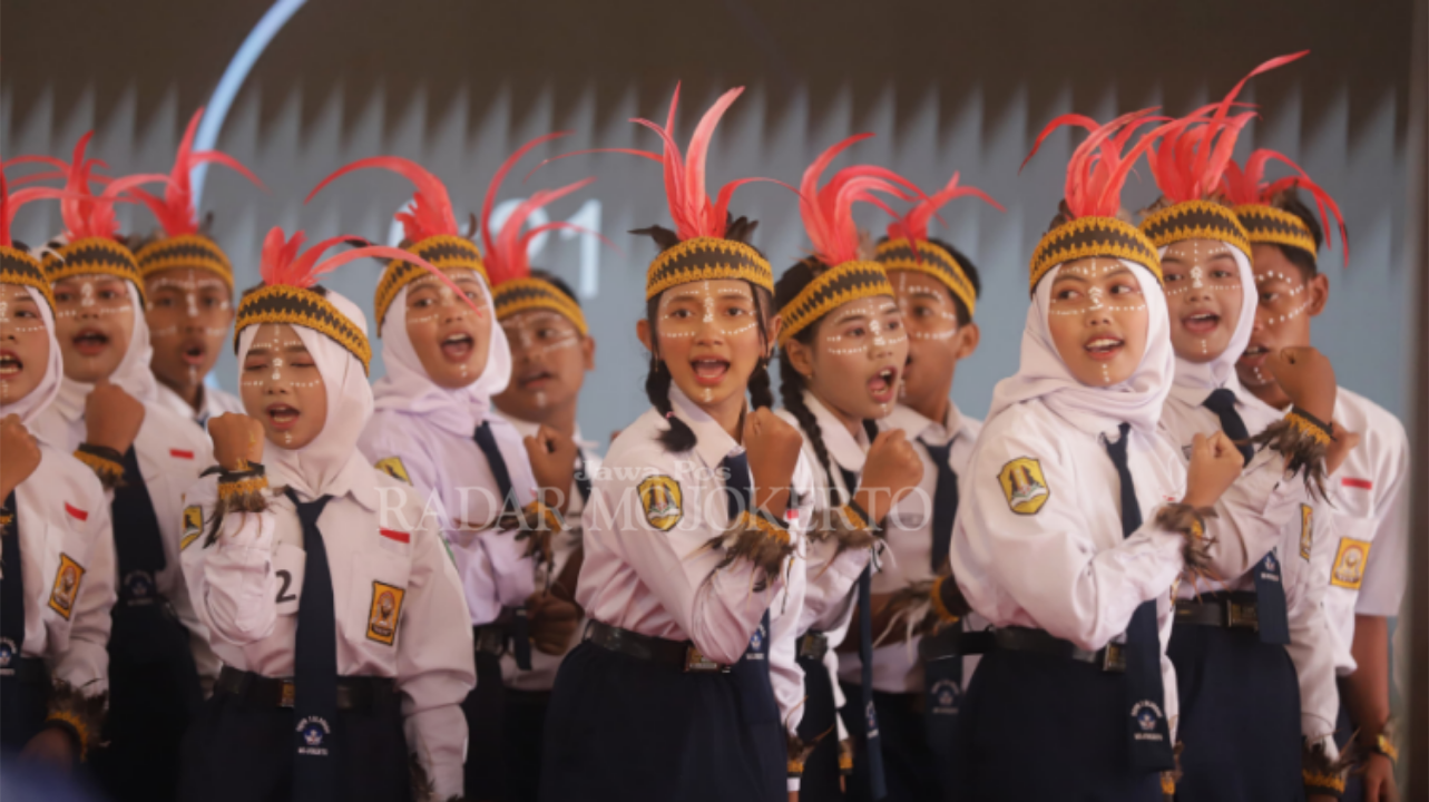 PEMBUKA: Pelajar SMP perwakilan Kecamatan Gedeg tampil mengawali lomba paduan suara.&nbsp;