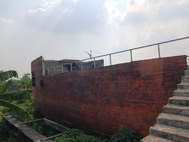 OBJEK KORUPSI: Bangunan kapal pujasera di kompleks Taman Bahari Mojopahit (TBM), Kecamatan Prajurit Kulon, Kota Mojokerto.