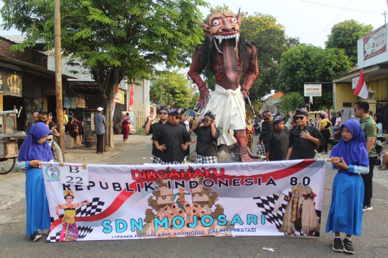 TOTALITAS: Euforia masyarakat memadati jalan menyaksikan karnaval siswa kelas 3 SDN Mojosari.