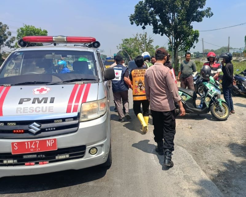 CELAKA: Korban kecelakaan di Jalan Raya Bypass Desa Jampirogo, Kecamatan Sooko, dievakuasi petugas ke RSUD dr. Wahidin Sudiro Husodo Kota Mojokerto, kemarin (25/8).