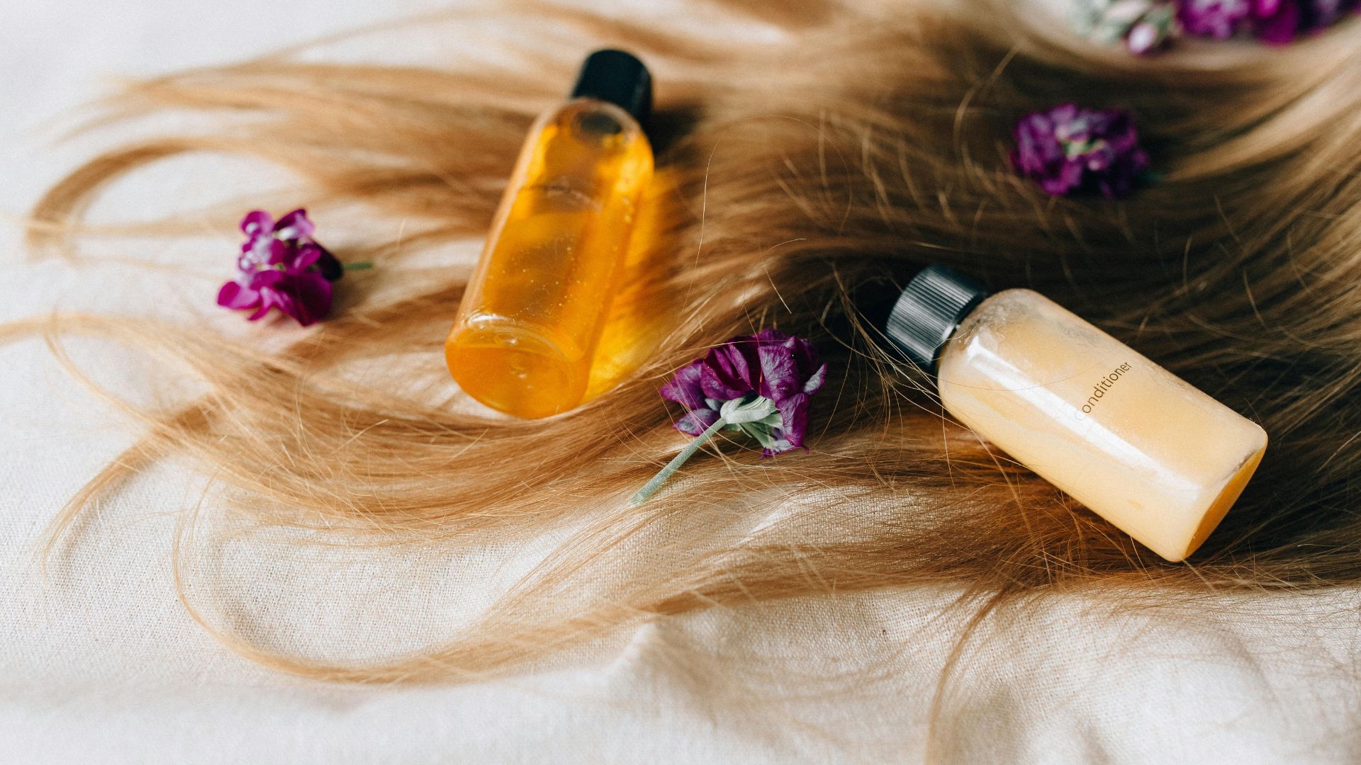 Perawatan rambut yang tepat sangat penting untuk menjaga kesehatan serta keindahan rambut agar rambut tetap lembut, kuat, tidak mudah rontok, dan berkilau.