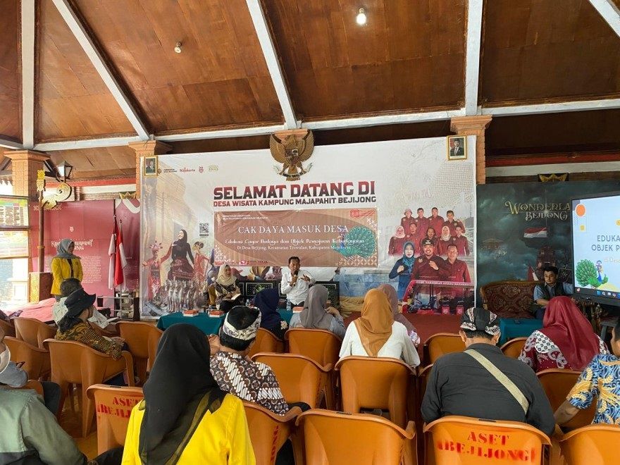 DIBERDAYAKAN: Warga Desa Bejijong, Kecamatan Trowulan, mengikuti sosialisasi dan pelatihan keterampilan kreatif, 13 Agustus lalu.