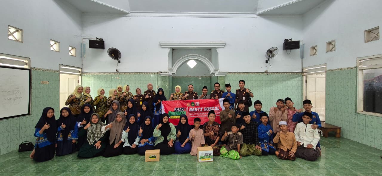 PEDULI: Kajari Kabupaten Mojokerto Endang Tirtana dan Ketua IAD Kabupaten Mojokerto Ny. Yasinta Tirtana menyerahkan paket sembako kepada lembaga sosial di Kabupaten Mojokerto.