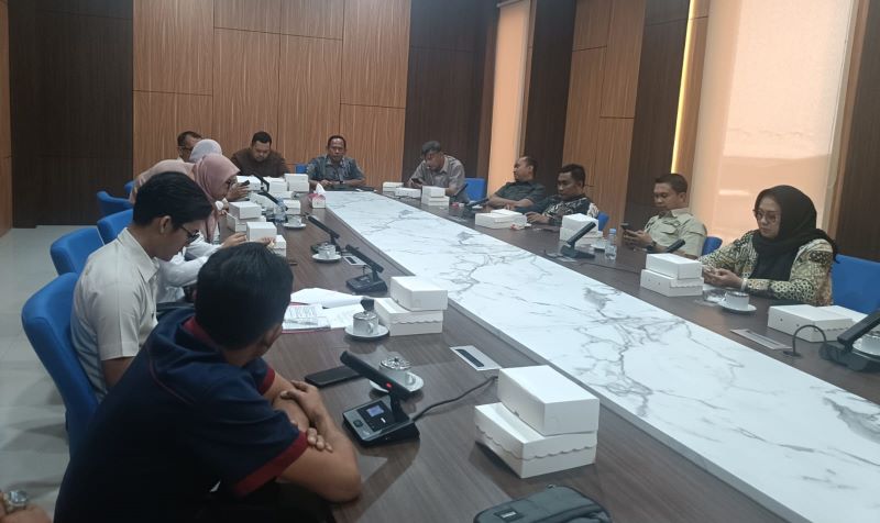 ATENSI: Komisi III DPRD Mojokerto melakukan sidak pabrik karton bersama DLH atas dugaan pembuangan limbah cair B3 ke gorong-gorong di Desa Ketemasdungus, Kecamatan Puri, pekan lalu.