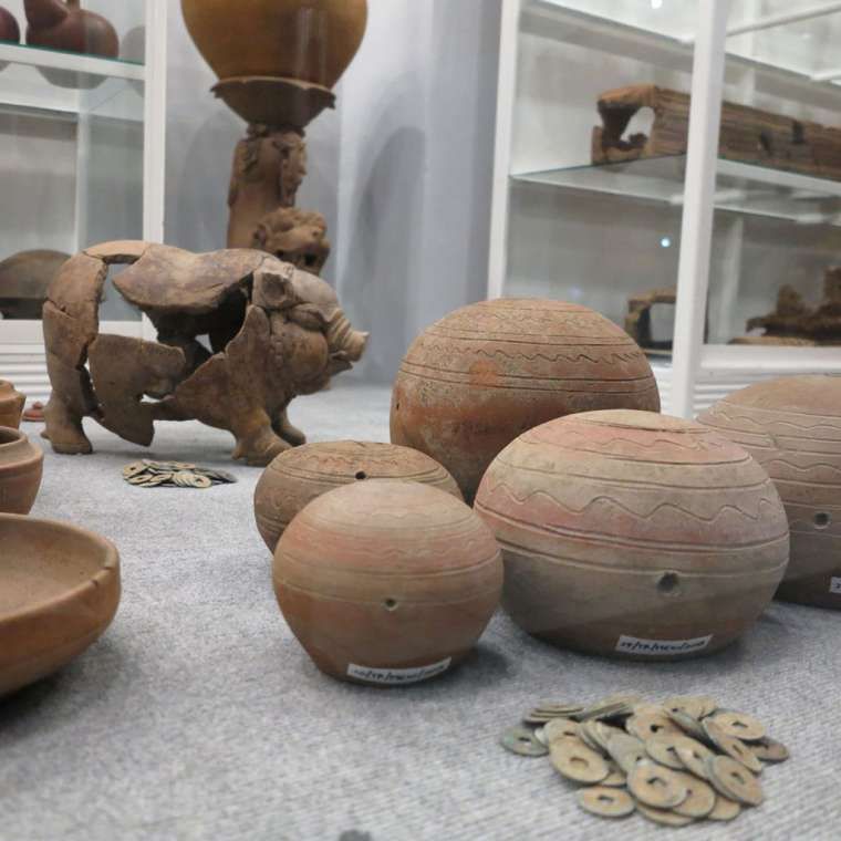 KUNO: Celengan terakota berbentuk babi dan benda bulat koleksi Museum Gubug Wayang, Kota Mojokerto.