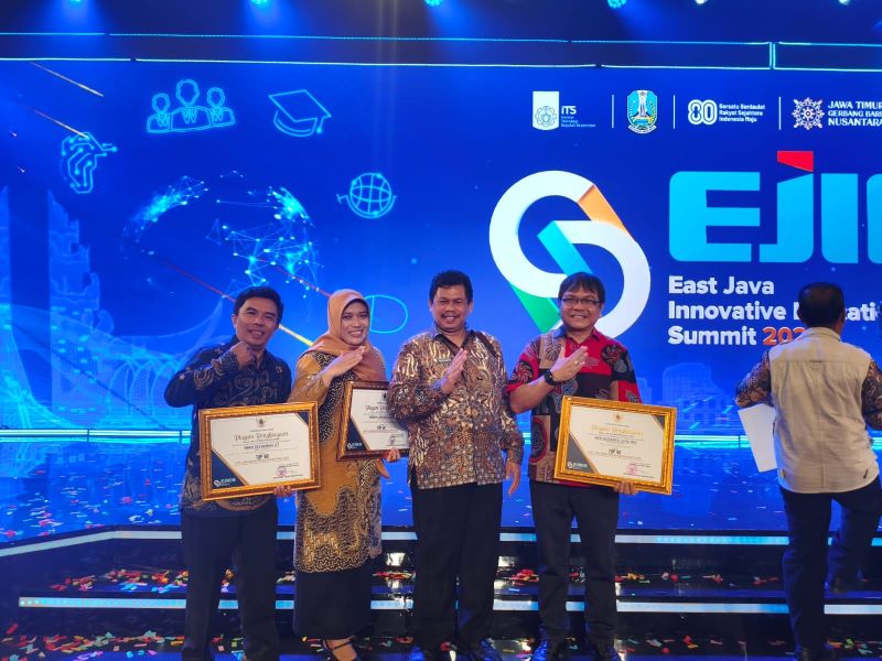 LOLOS 50 BESAR: Tiga guru asal Mojokerto Raya mendapatkan sertifikat penghargaan 50 besar didampingi Kepala Cabdindik Kota-Kabupaten Mojokerto Mudianto, Kamis (28/8) malam.