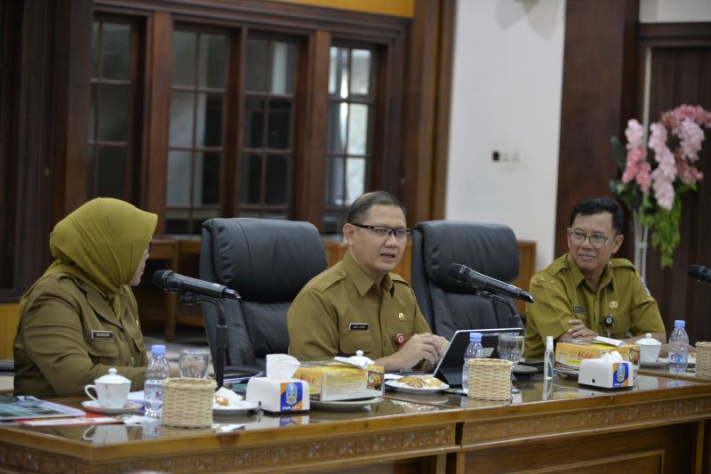Kepala Dinas Pendidikan Jatim Aries Agung Paewai (tengah) saat memberikan pengarahan kepada guru SMA yang ditunjuk sebagai pilot project Sekolah Digital. ANTARA/HO-Dinas Pendidikan Jatim