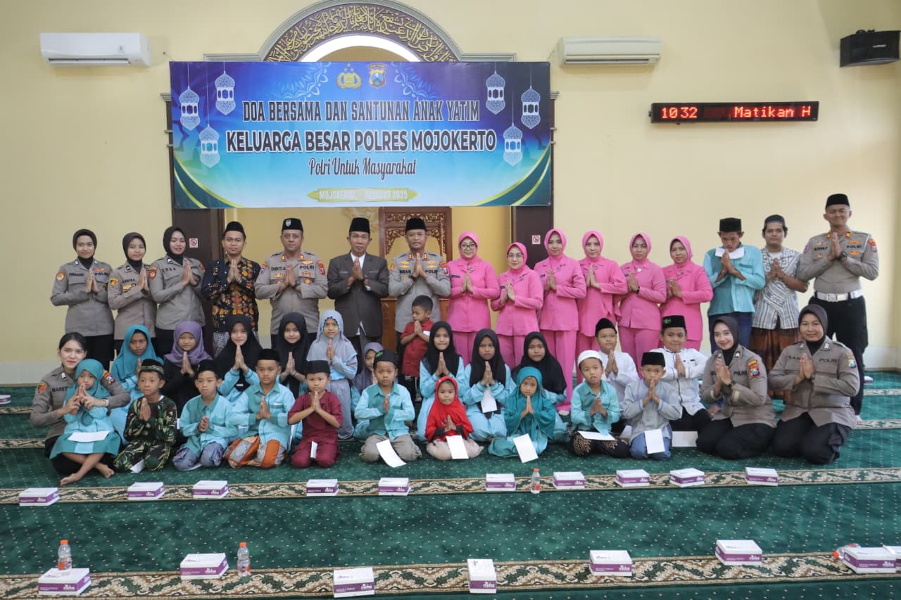Berbagi: Kapolres Mojokerto AKBP Ihram Kustarto dan Ketua Bhayangkari Cabang Mojokerto Fika Ihram beserta para PJU gelar doa bersama dan santunan anak yatim di Masjid Mapolres Mojokerto, Sabtu (30/8).