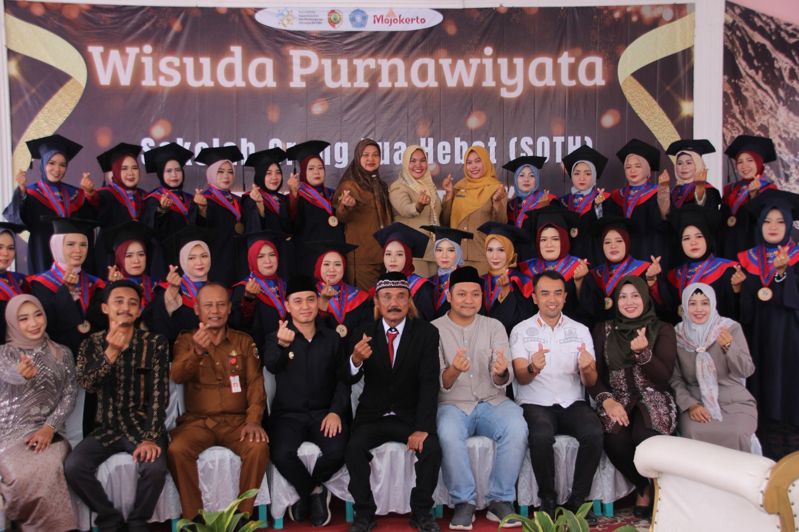 DIWISUDA: Kepala Desa Baureno Abdori bersama Bupati Mojokerto Muhammad Albarraa menghadiri wisuda SOTH beberapa waktu lalu.