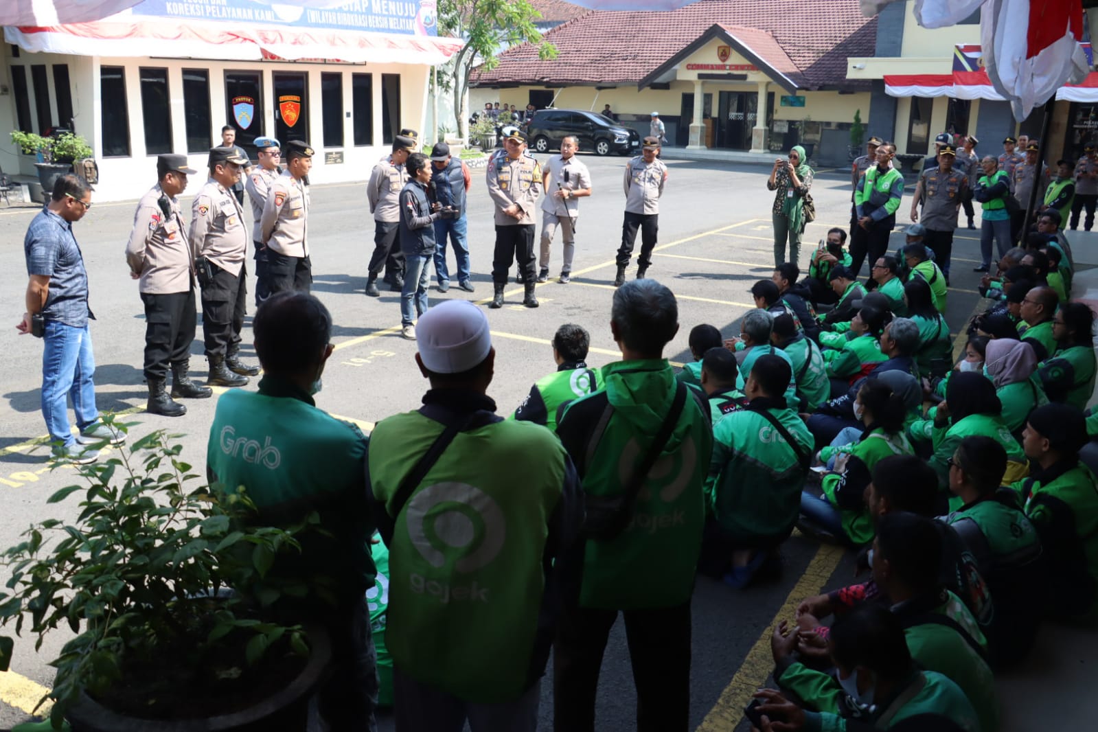 BAKTI SOSIAL: Kapolres Mojokerto AKBP Ihram Kustarto membagikan paket sembako seusai aksi solidaritas doa bersama di mapolres, kemarin (30/8).