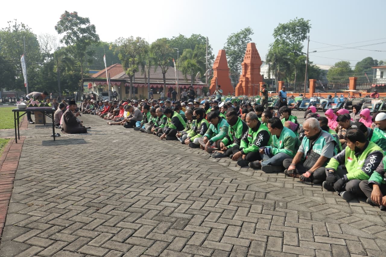 SOLIDARITAS: Ratusan driver ojek online Mojokerto menggelar doa bersama kapolresta dan pejabat utama Polres Mojokerto Kota atas tragedi kerusuhan yang menewaskan Affan Kurniawan.