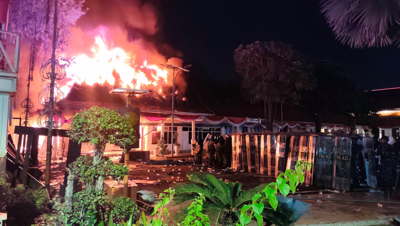 Gedung Grahadi Surabaya Terbakar dan Dijarah Massa, Warisan Budaya Terancam