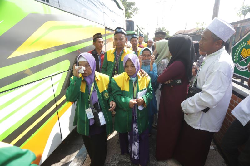 IBADAH: Para jemaah haji asal Kabupaten Mojokerto disambut keluarganya ketika kembali dari Tanah Suci, Mei lalu.