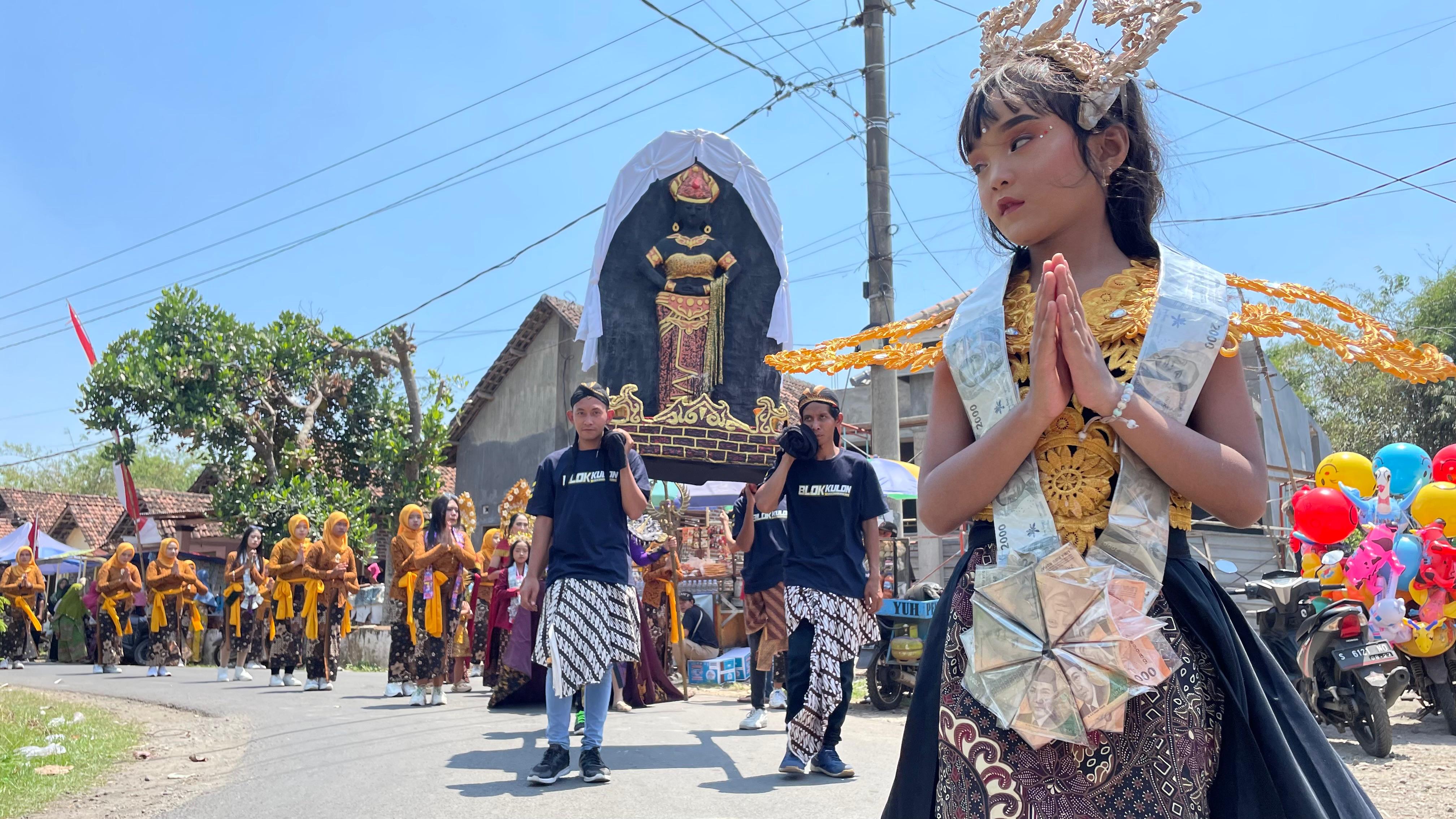 SEMARAK: Penampilan peserta karnaval budaya Desa Klinterejo dengan beragam kostum menarik.