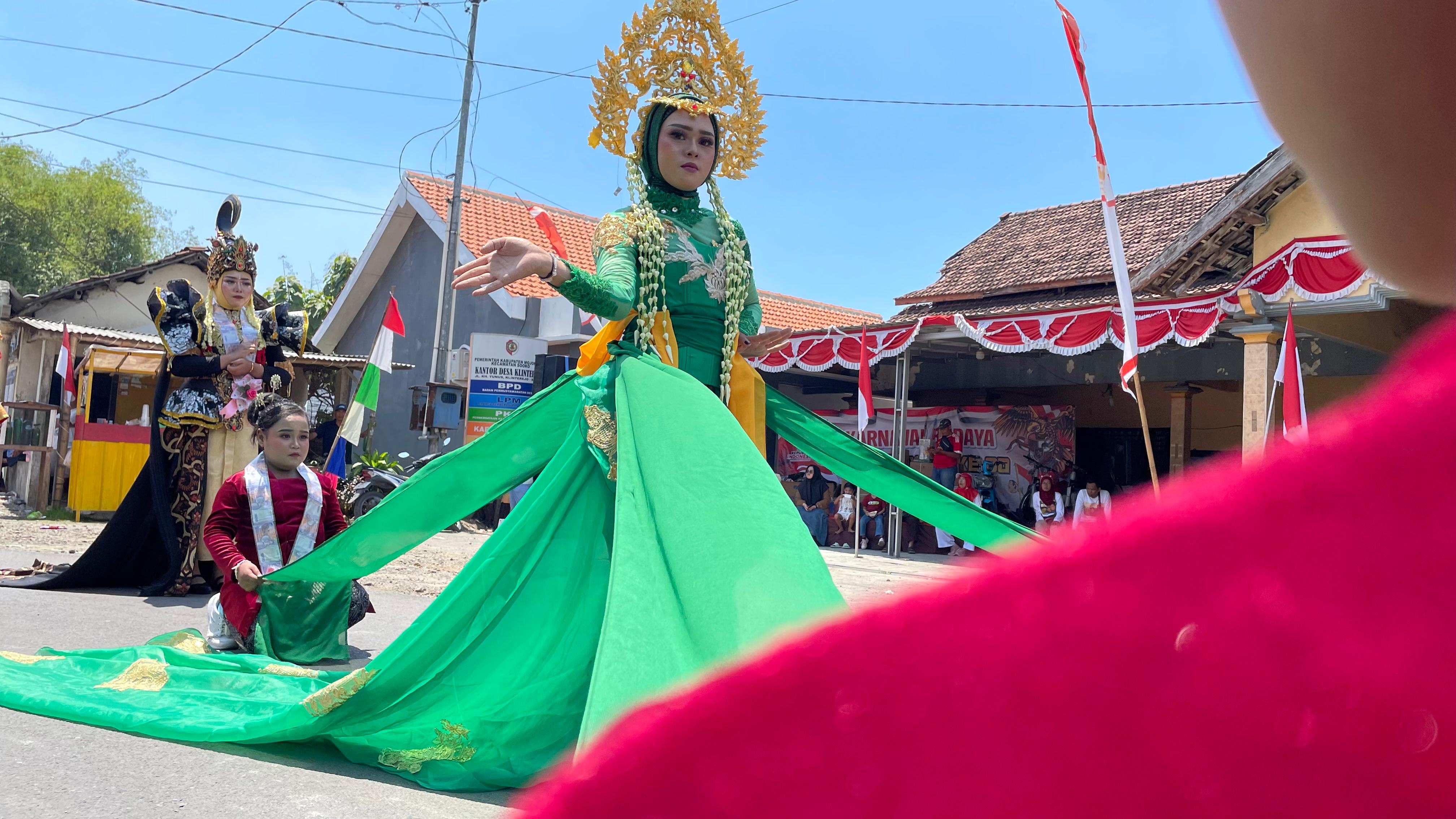 SEMARAK: Penampilan peserta karnaval budaya Desa Klinterejo dengan beragam kostum menarik.