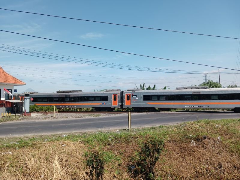 MASIH NORMAL: Kereta api melintas di perlintasan Jalan Bypass Kota Mojokerto, kemarin (31/8).