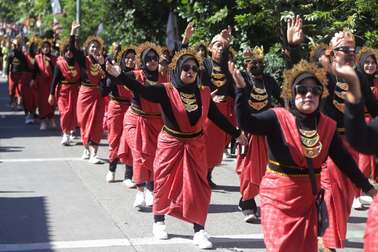 RAGAM BUDAYA: Peserta Randegan Carnival menyuguhkan ragam budaya Nusantara pada karnaval perayaan Kemerdekaan RI yang ke-80 tahun, Minggu (31/8) siang.