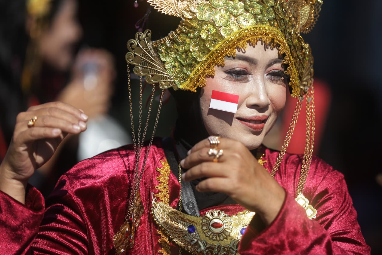 RAGAM BUDAYA: Peserta Randegan Carnival menyuguhkan ragam budaya Nusantara pada karnaval perayaan Kemerdekaan RI yang ke-80 tahun, Minggu (31/8) siang.