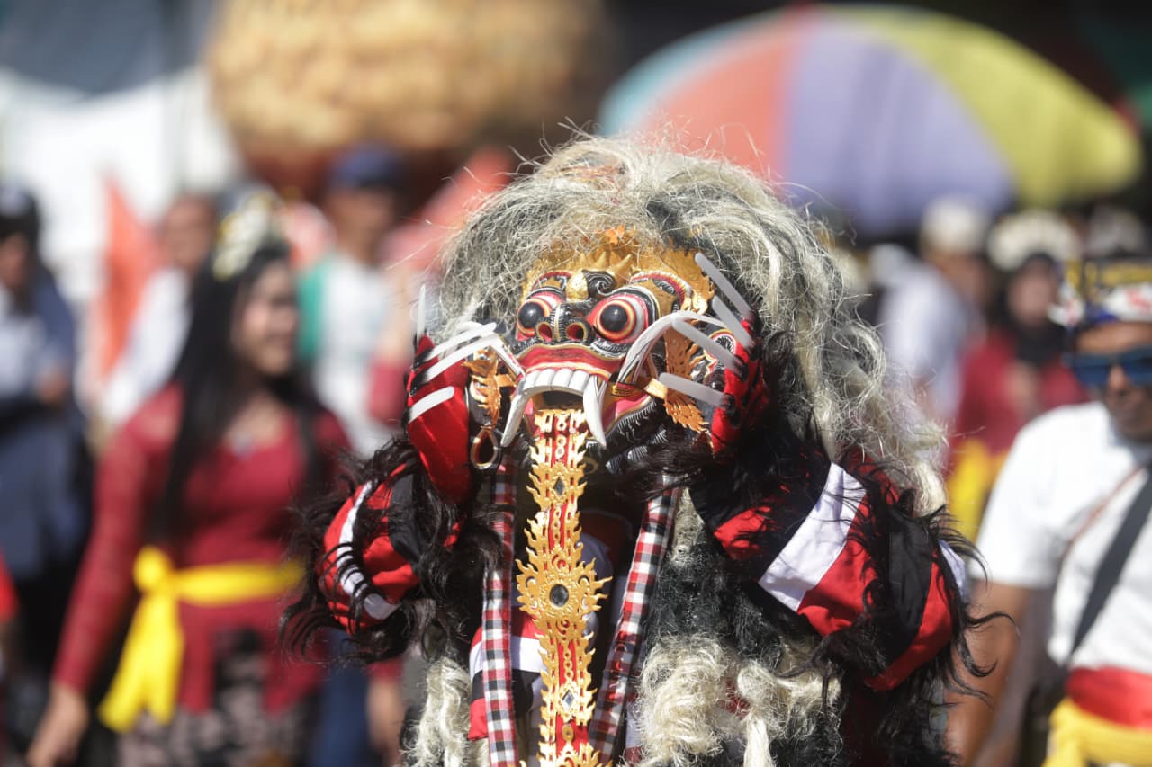 RAGAM BUDAYA: Peserta Randegan Carnival menyuguhkan ragam budaya Nusantara pada karnaval perayaan Kemerdekaan RI yang ke-80 tahun, Minggu (31/8) siang