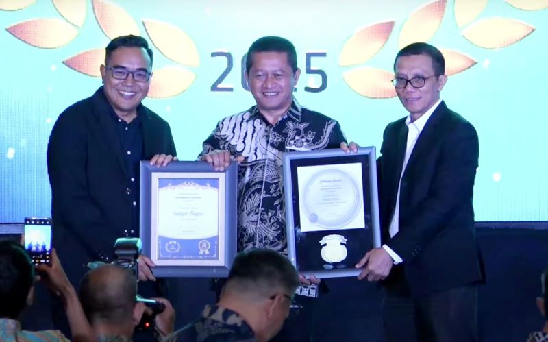 MEMBANGGAKAN: Direktur Utama Bank Majatama Tri Hardianto menerima penghargaan Platinum Award atas konsistensi kinerja Sangat Baik selama 12 tahun berturut-turut dalam ajang bergengsi Economic Mastery