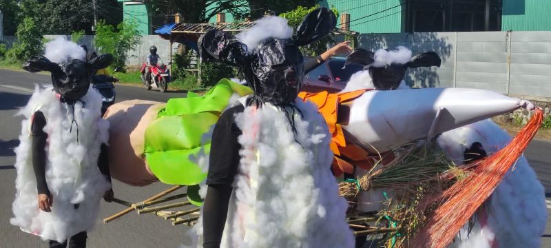 MERIAH: Pemerintah Desa Jampirogo, Kecamatan Sooko, Kabupaten Mojokerto gelar karnaval kemerdekaan untuk memperingati HUT ke-80 Republik Indonesia, kemarin (31/8).