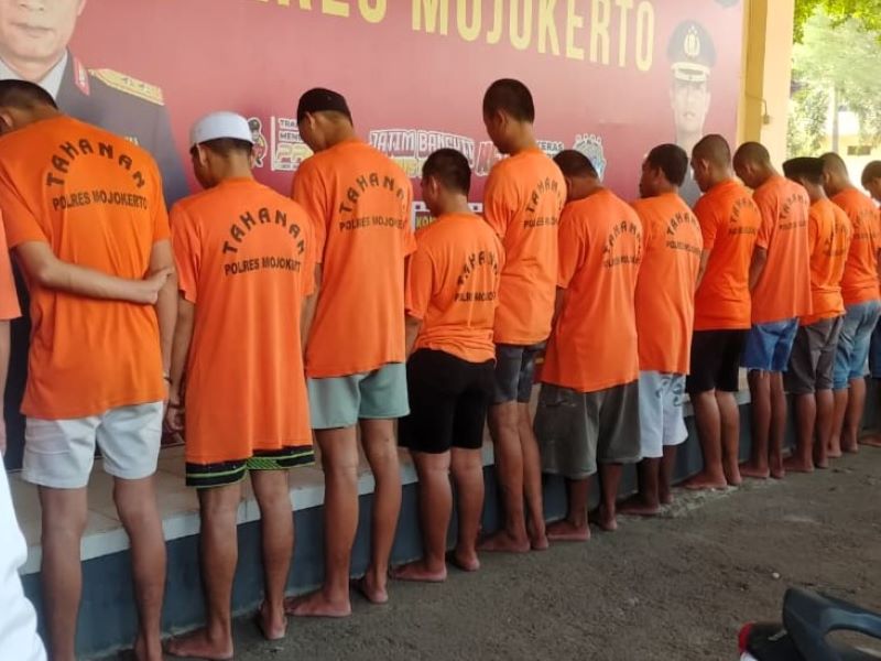 PESAKITAN: Tersangka turut dijejer saat Satreskrim Polres Mojokerto menggelar konferensi pers beberapa waktu lalu.
