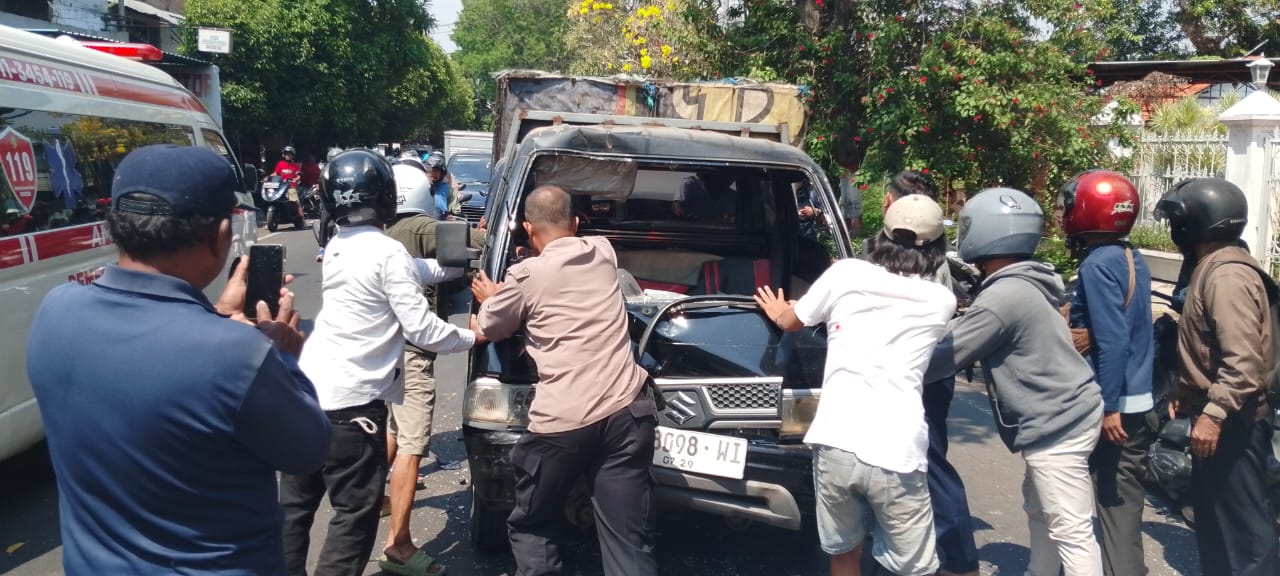 LAKA: Kecelakaan terjadi melibatkan pikap muatan ayam potong dengan pemotor di Jalan Mojopahit Selatan, Kota Mojokerto, Senin (1/9).