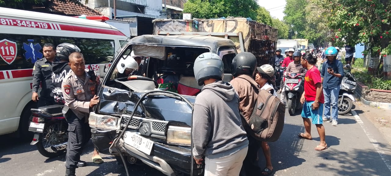LAKA: Kecelakaan terjadi melibatkan pikap muatan ayam potong dengan pemotor di Jalan Mojopahit Selatan, Kota Mojokerto, Senin (1/9).