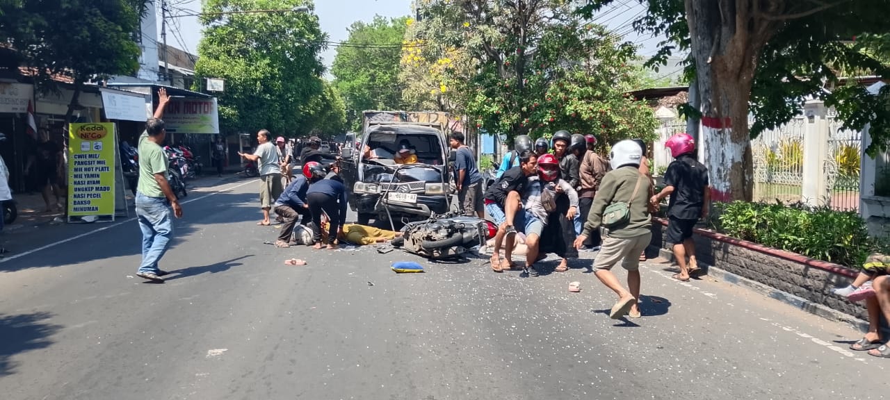 LAKA: Kecelakaan terjadi melibatkan pikap muatan ayam potong dengan pemotor di Jalan Mojopahit Selatan, Kota Mojokerto, Senin (1/9).