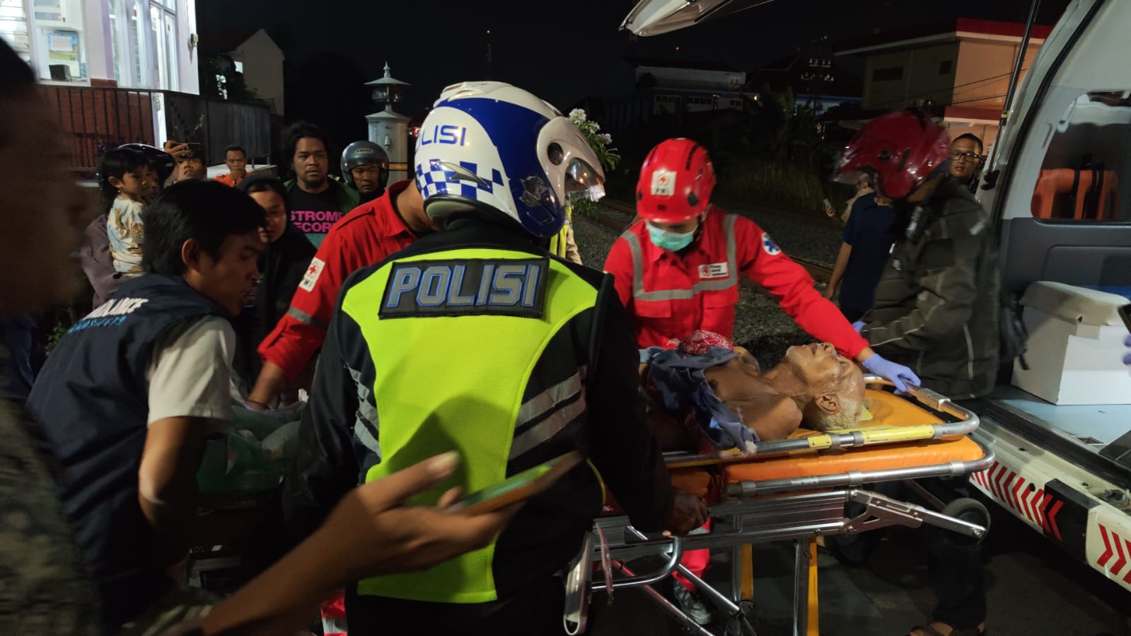 TERLINDAS RODA BESI: Petugas medis memberi pertolongan kepada kakek yang tertemper kereta api di Kelurahan Miji, Kecamatan Kranggan, Kota Mojokerto, Senin (1/9).